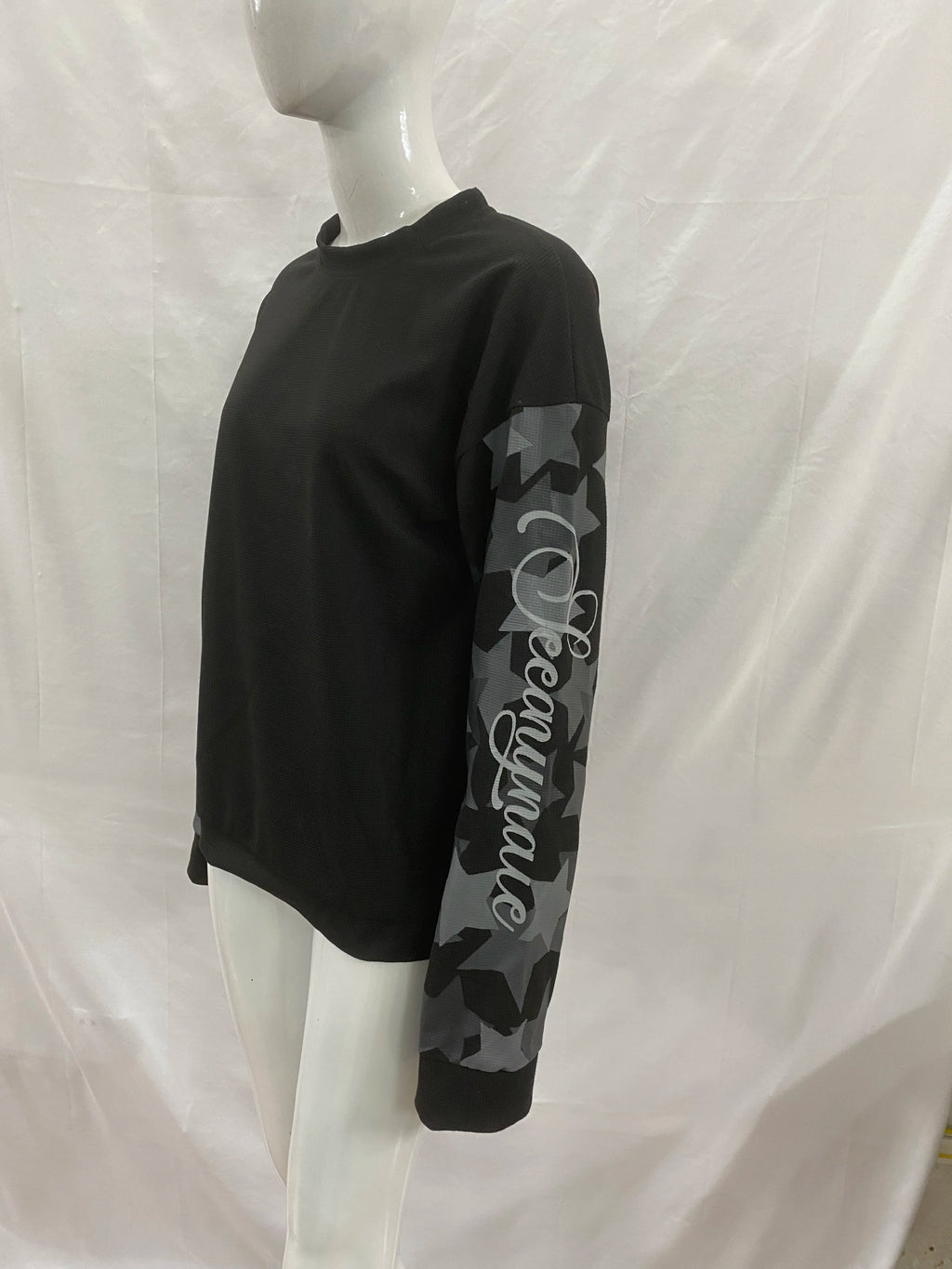 Waffle knit round neck top with star camouflage patchwork sleeves and letter printed men's and women's loose casual hoodie