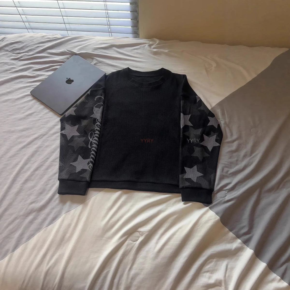 Waffle knit round neck top with star camouflage patchwork sleeves and letter printed men's and women's loose casual hoodie