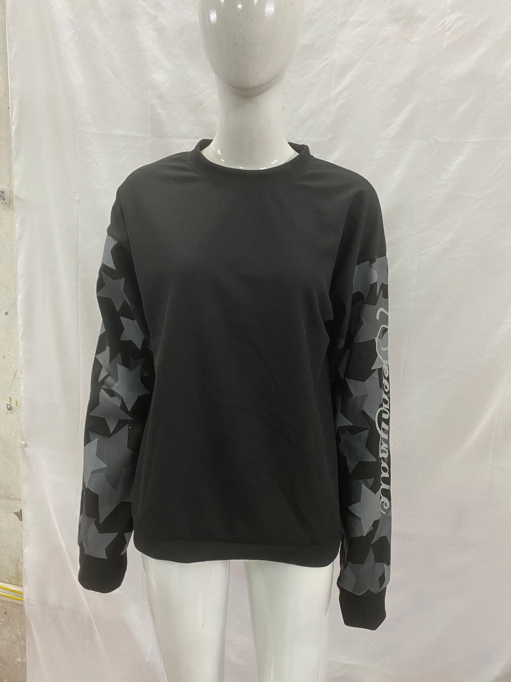 Waffle knit round neck top with star camouflage patchwork sleeves and letter printed men's and women's loose casual hoodie