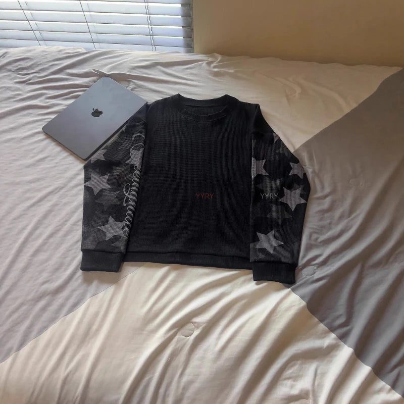 Waffle knit round neck top with star camouflage patchwork sleeves and letter printed men's and women's loose casual hoodie