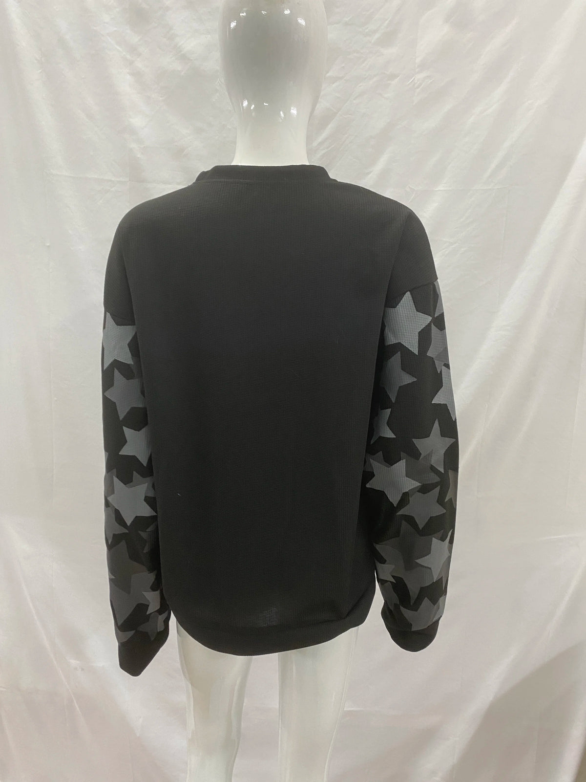 Waffle knit round neck top with star camouflage patchwork sleeves and letter printed men's and women's loose casual hoodie